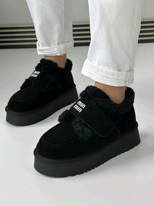 Жіночі лофери Miu Miu з натуральної замші та хутра.