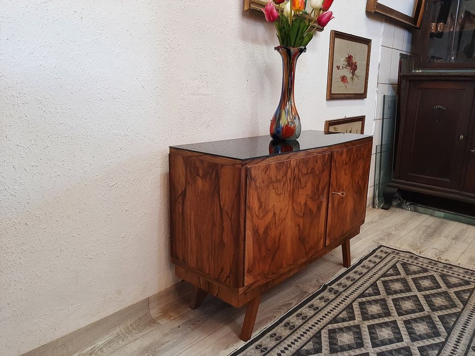 Mała komoda Vintage po renowacji – wyjątkowy styl i funkcjonalność