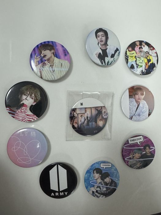 Значки з учасниками групи BTS