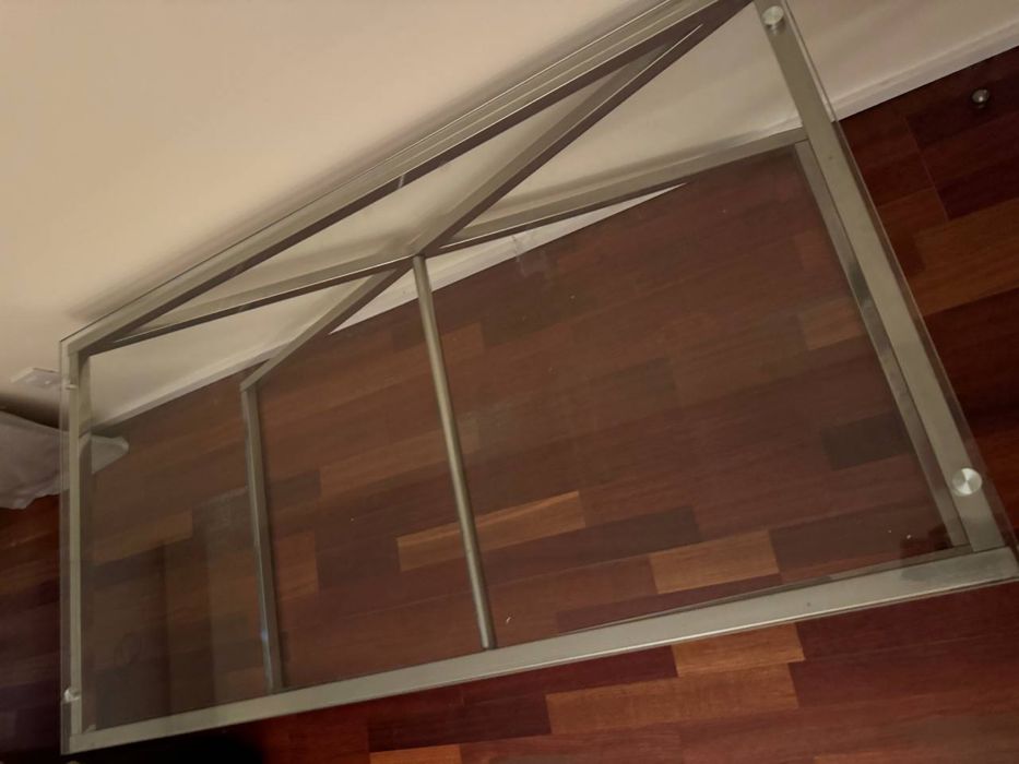 Mesa com base em inox