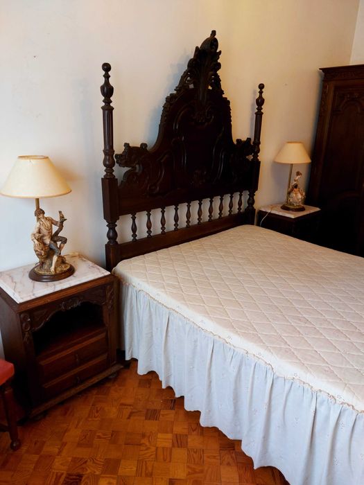 Cama casal  madeira de mogno, sem colchão