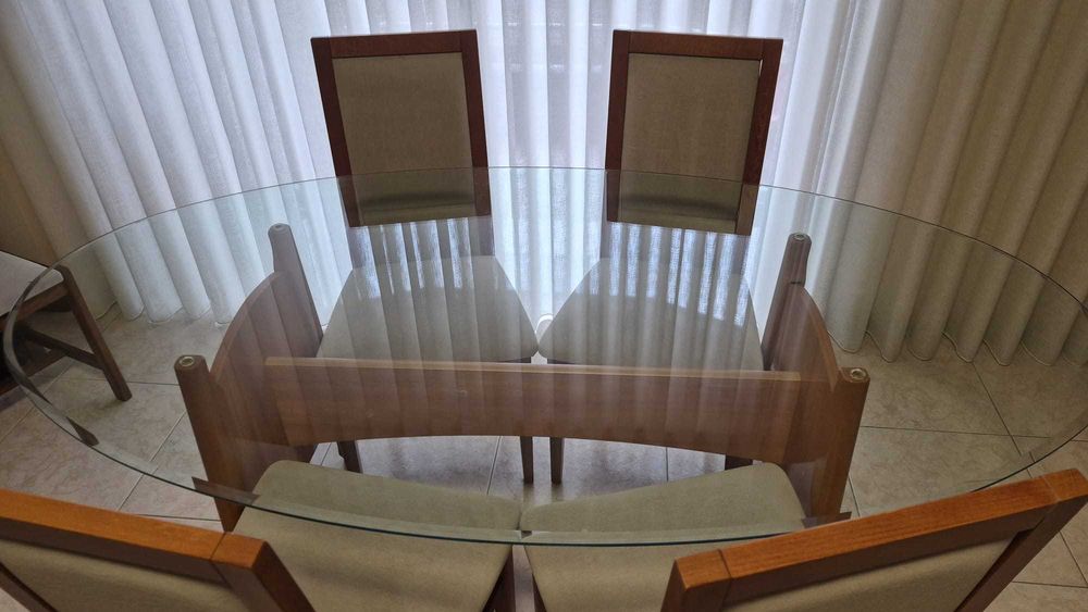ótima mesa de jantar com 4 cadeiras estofadas