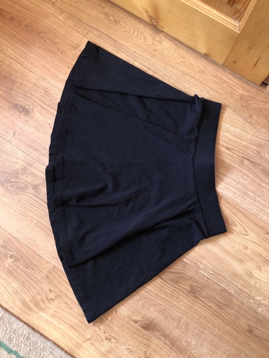 Чорна вільна коротка спідниця (схожа на теніску)