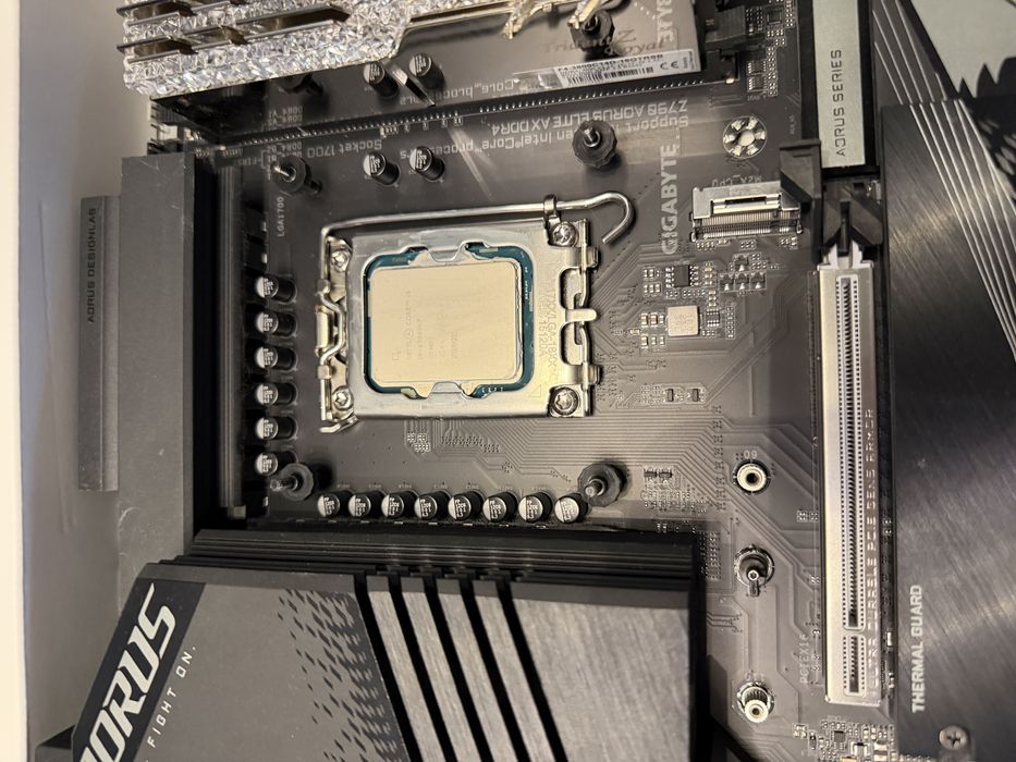 Gigabyte Aorus Z790 Elite AX+ I9 13900KF + Ram g.skill Royal 3600