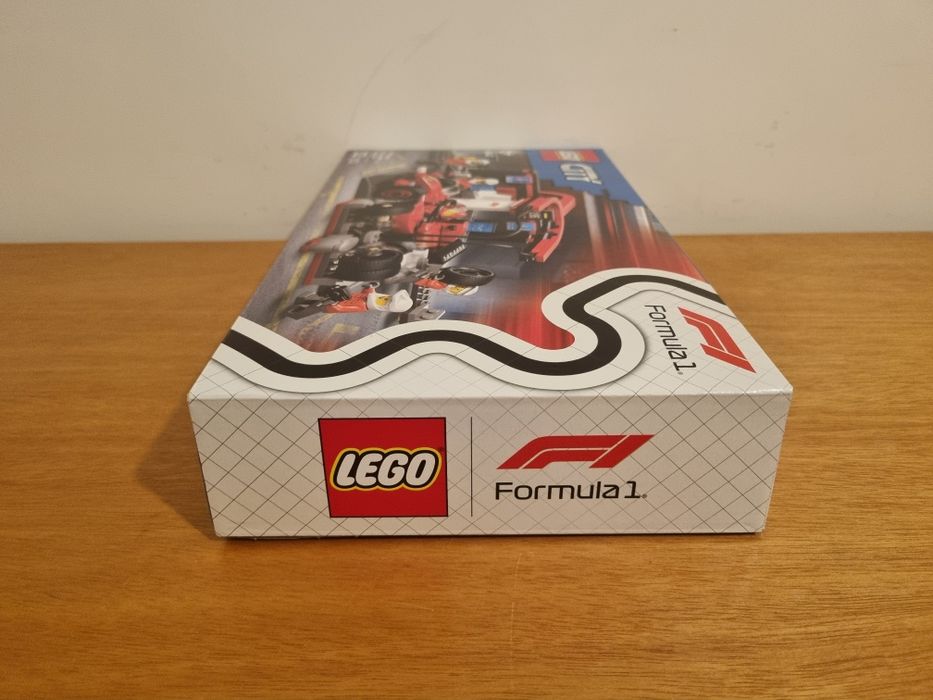 LEGO City 60443 - Formula 1 Pit Stop & Pit Crew com carro Ferrari