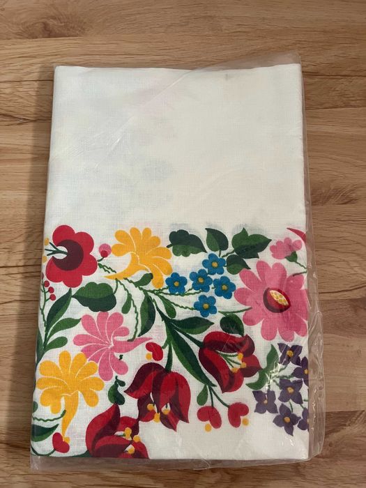 Obrus lniany w piękne kwiaty.