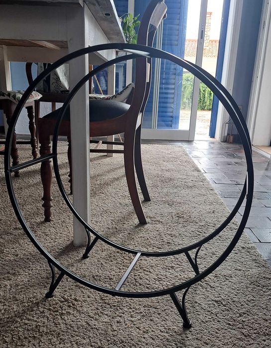 Suporte para lenha. Aço preto e redondo. Acessório de lareira.