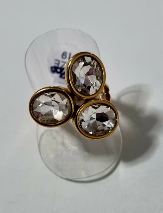 Anel dourado, em aço, com 3 pontos de luz ovais. T19