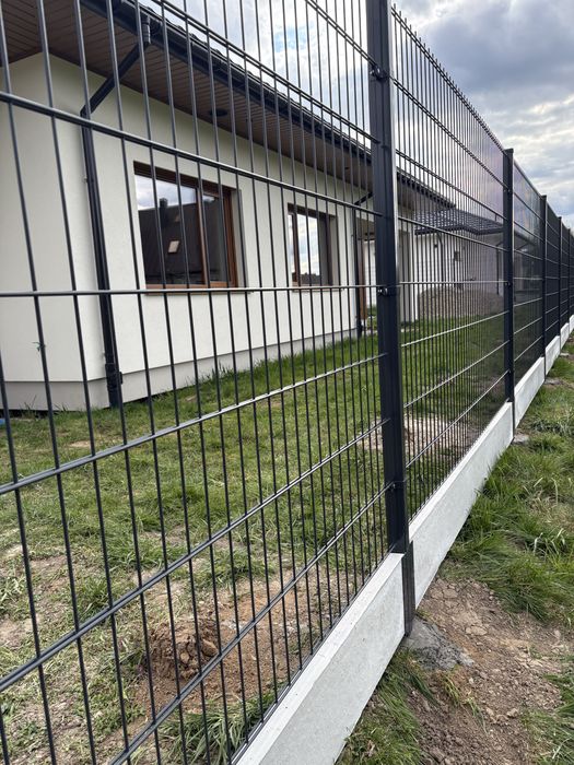 Montaż paneli ogrodzeniowych