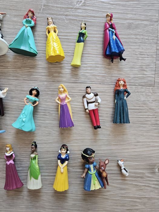 18 Figuras de princesas/príncipes Disney