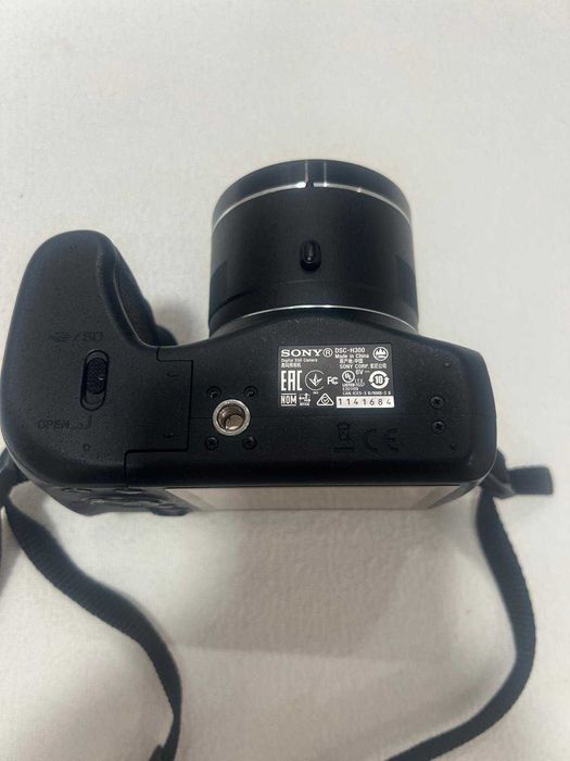 Máquina fotográfica + Bolsa  + cartão de memória 128MB)
Sony DSC-HX300