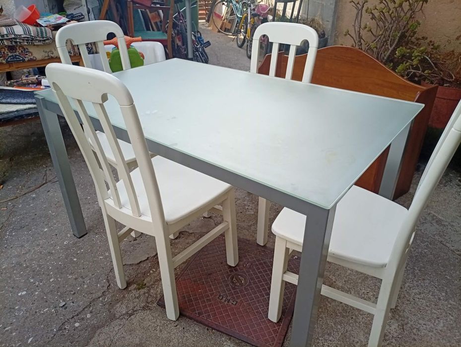 Mesa com quatro cadeiras