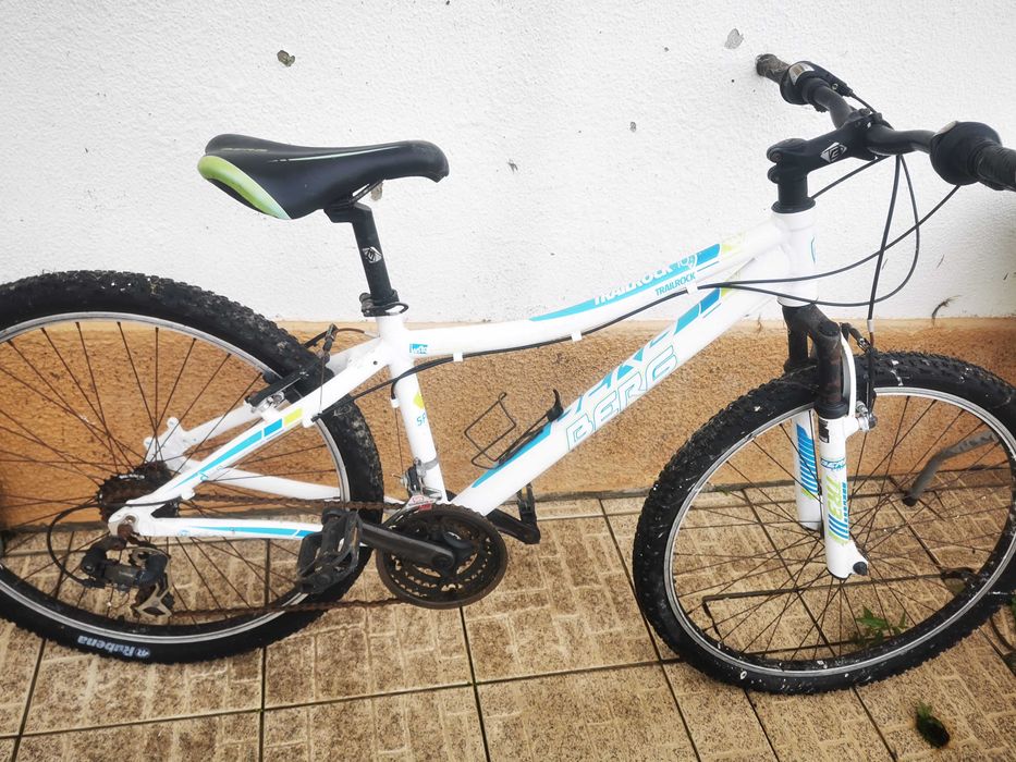 Bicicleta com bastante uso.