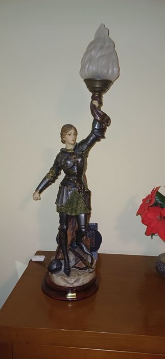 Estátua candeeiro de Joana d’Arc