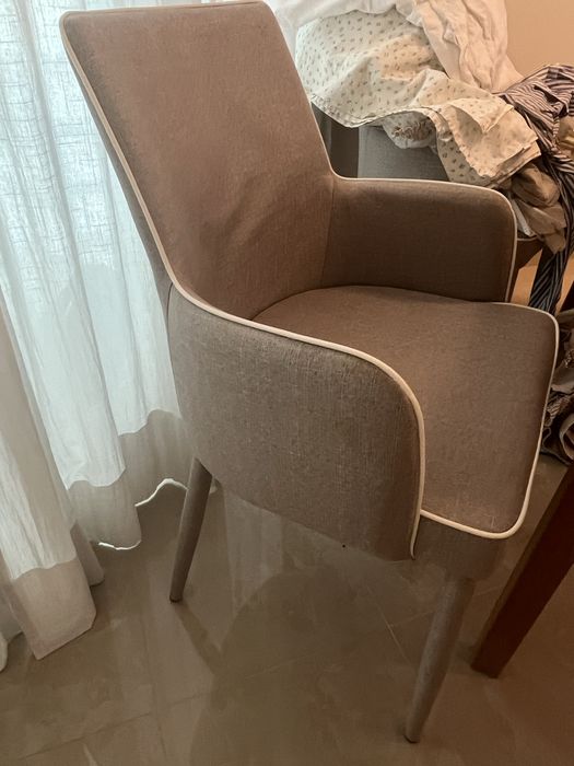 4 cadeiras de jantar cor creme da marca Kinda Home