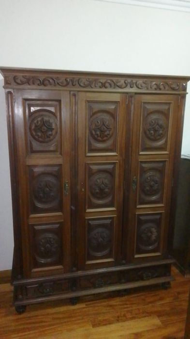 Roupeiro de madeira vintage