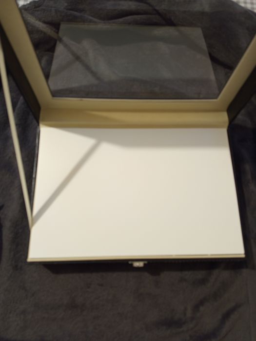 Caixa organizadora para relógio.