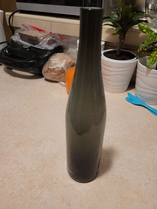 Ozdobna ciemna butelka