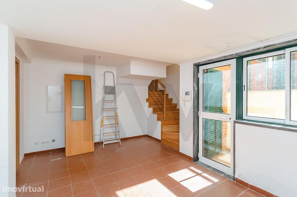 Moradia T4+2 com Jardim e Piscina para Arrendamento, junto ao Oeiras G