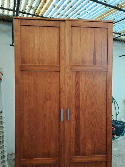 Roupeiro em madeira com 2 portas e 2 gavetas