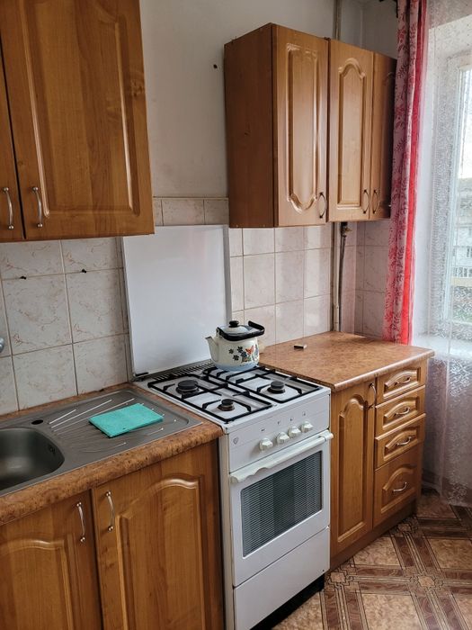 Продам 1 км кв вул Довженка біля парку Шевченка,жилий стан,м/ п вікна,бойлер,світла,тепла цегляний будинок
