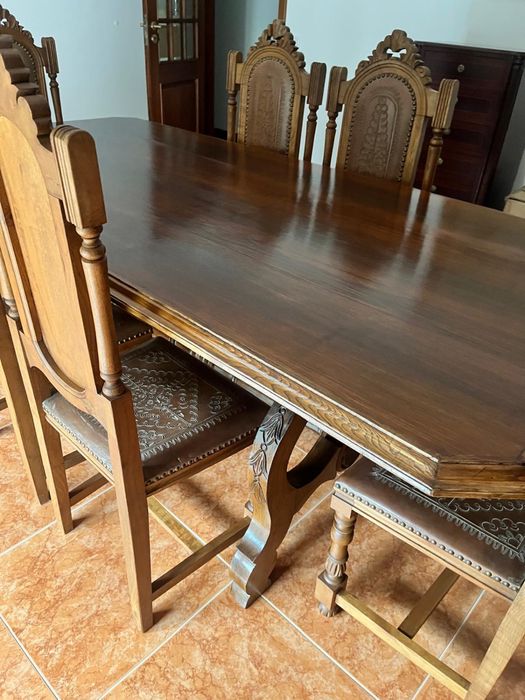 Mesa com 8 cadeiras de madeira