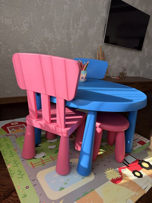 Столик, два стільці, табурет Ikea, коврик в подарунок