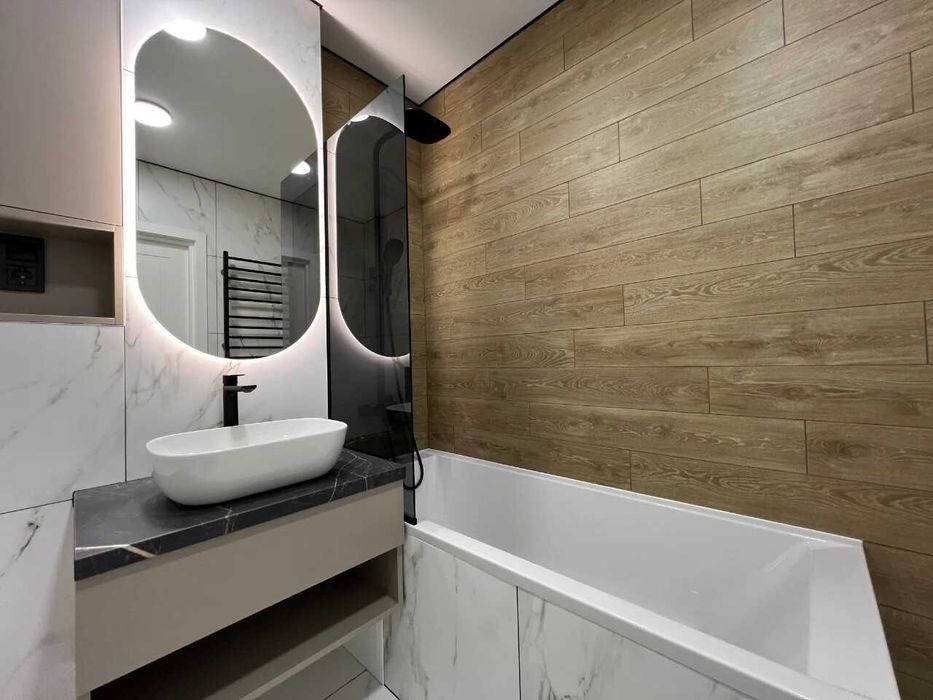 Укомплектована двокімнатна з видом на гори