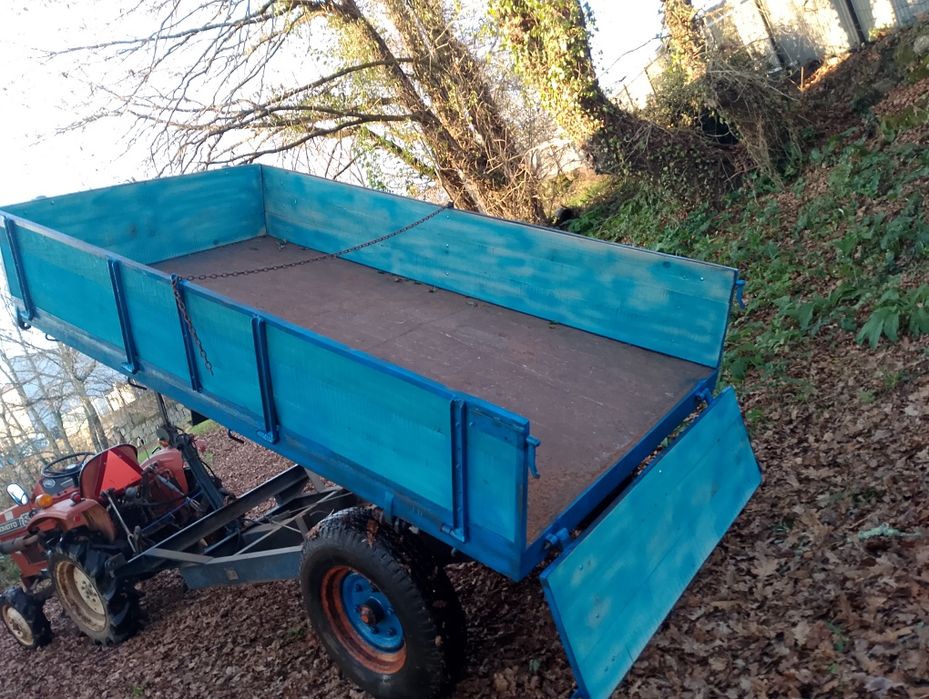 Reboque tribascolante