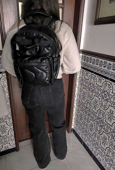 Mochila preta com look urbano, funcional, compacta, e com estilo contemporâneo    Marca Xti