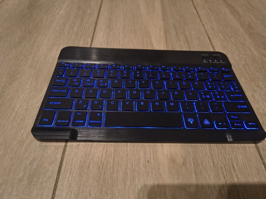 NOWA podświetlana klawiatura Bluetooth RGB do tabletu + ETUI