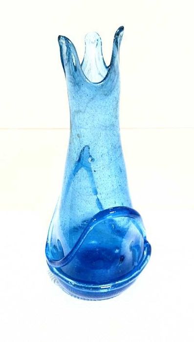 Rara jarra azul em vidro soprado à mão