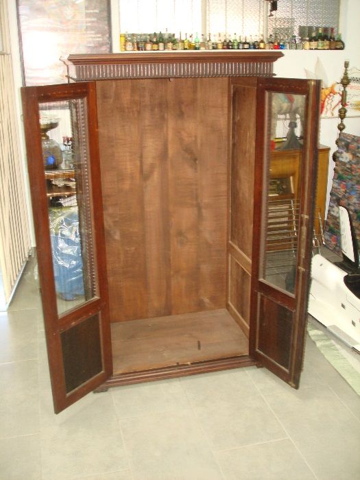 Vitrine em Pau Santo