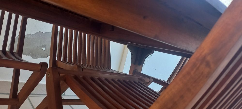 Mesa de madeira e 6 cadeiras