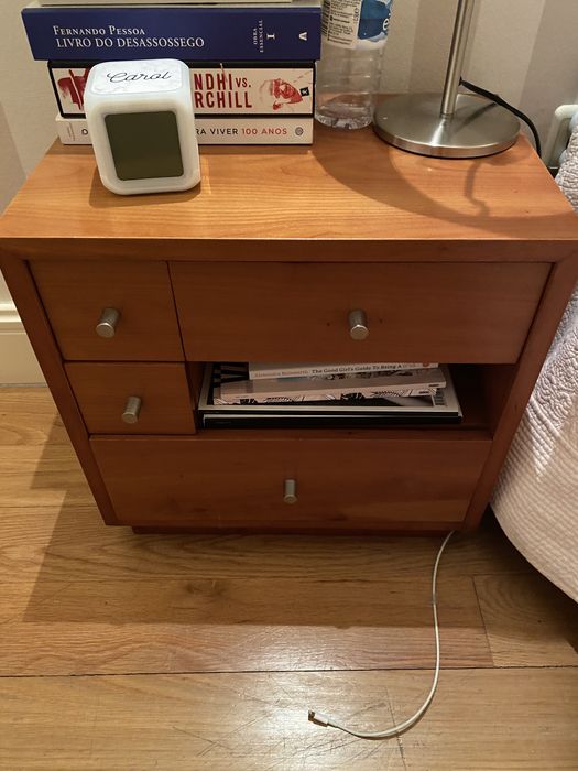 Cama de solteiro de cerejeira com gaveta + mesa de cabeceira e Móvel de apoio