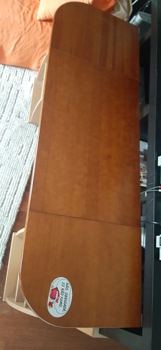 Secretaria em madeira macissa.em excelente estado.