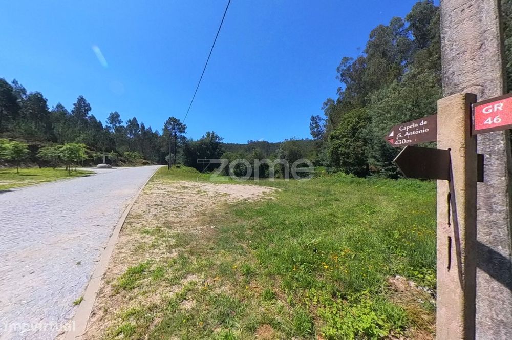 Terreno florestal de 18600 m2 com vistas panorâmicas.