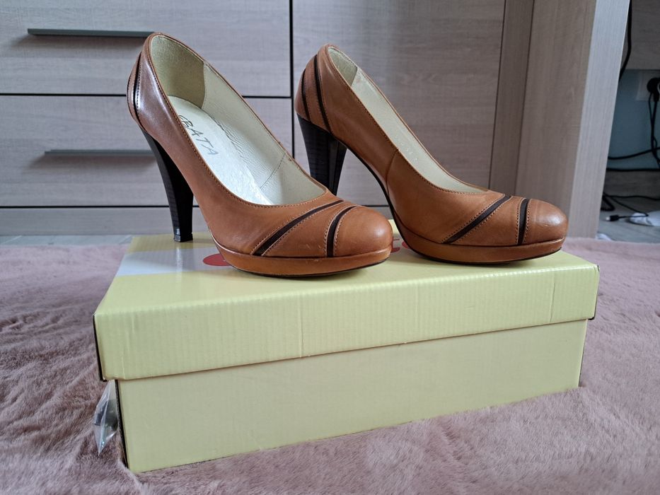 Skórzane buty na obcasie ebata