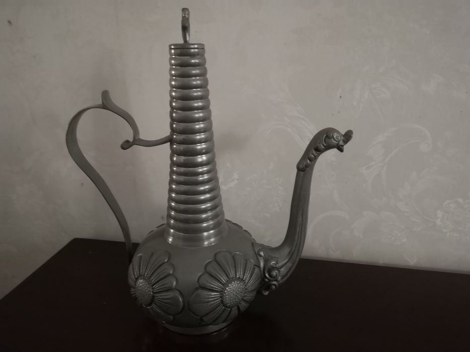 Peça decorativa, em estanho.