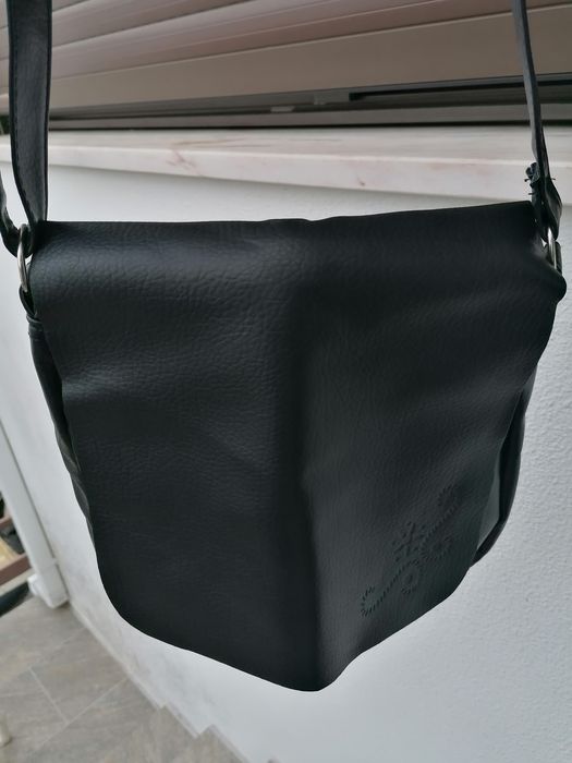 Mala preta a tira colo Nova