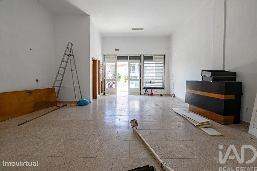 Loja / Estabelecimento Comercial T2 em Barcarena de 100,00 m2