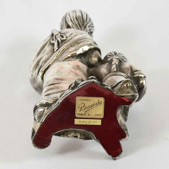 Grupo escultórico de mãe Mexicana e filhos em folha de prata