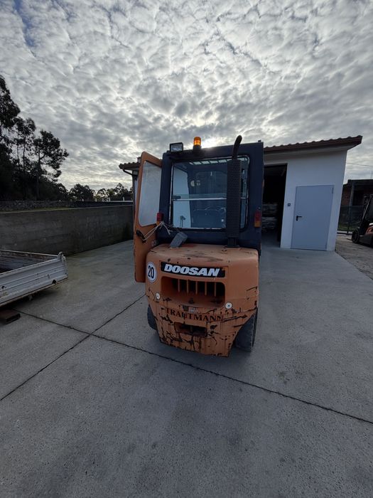 Empilhador Doosan 3 T cabinado