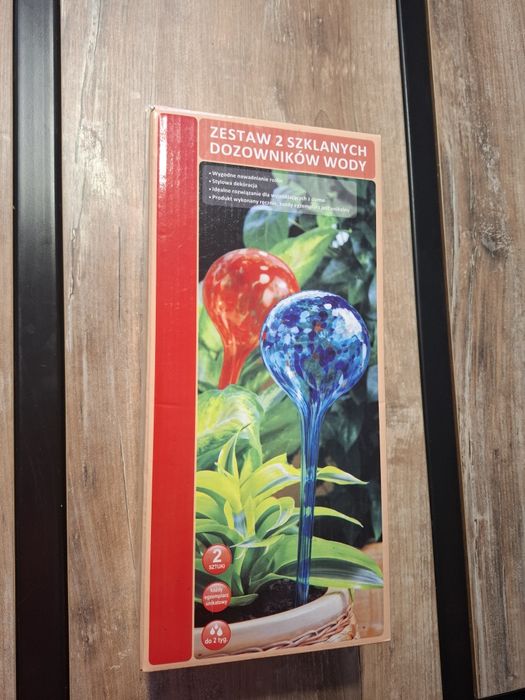 Zestaw czterech szklanych dozowników wody do kwiatów.