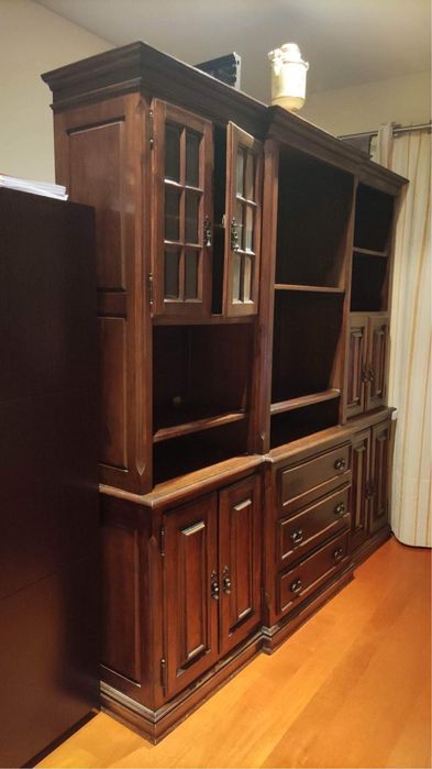 Móvel sala com prateleiras e portas