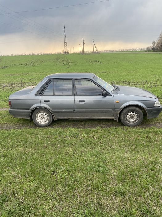 Автомобіль Мазда 323