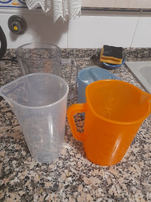 Quatro copos medidores