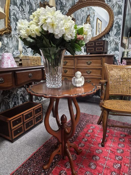 Mesinha de apoio vintage em madeira com marchetaria.