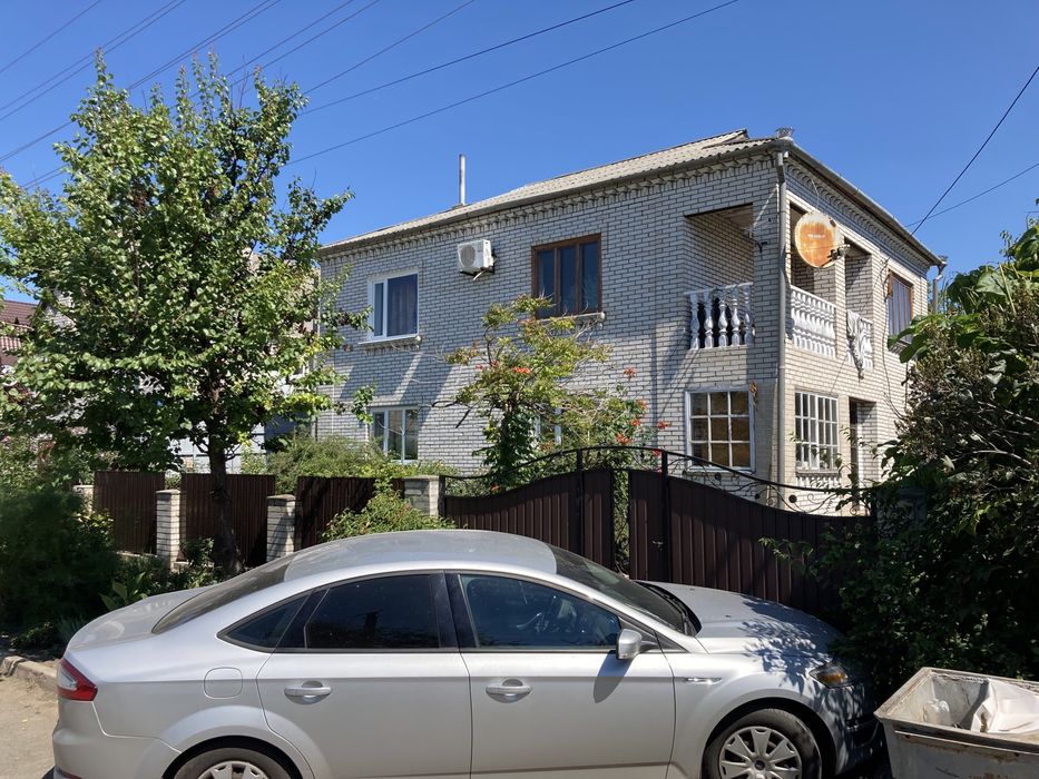 Великий будинок в гарному районі