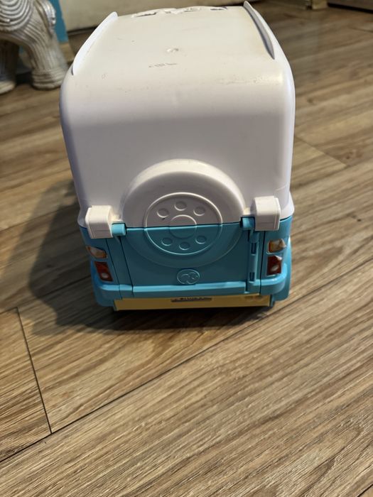 Samochud Balbi z zabawkami